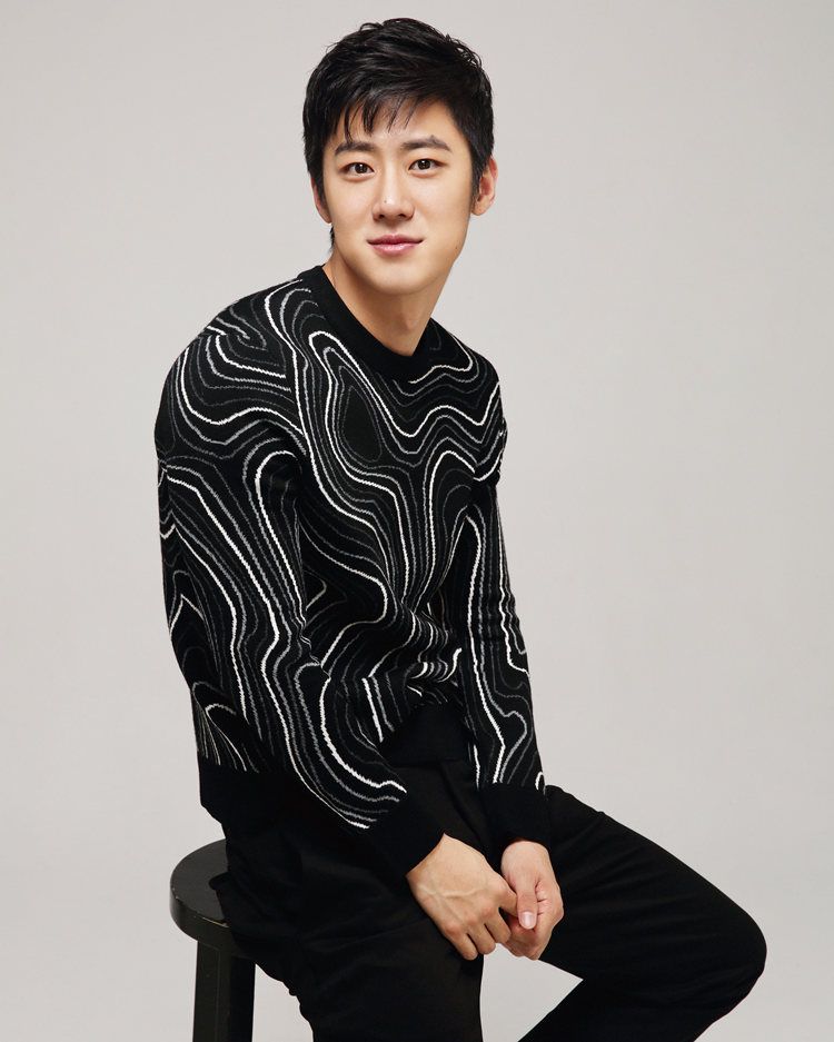 朱嘉琦初冬写真来袭简约时尚演绎率真魅力