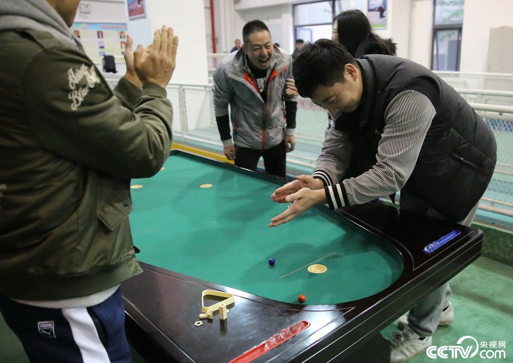 "打弹球"成西安高校专业课 学员乐学"弹指神通"