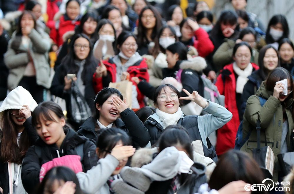 韩国高考结束 考生欢天喜地跑出考场
