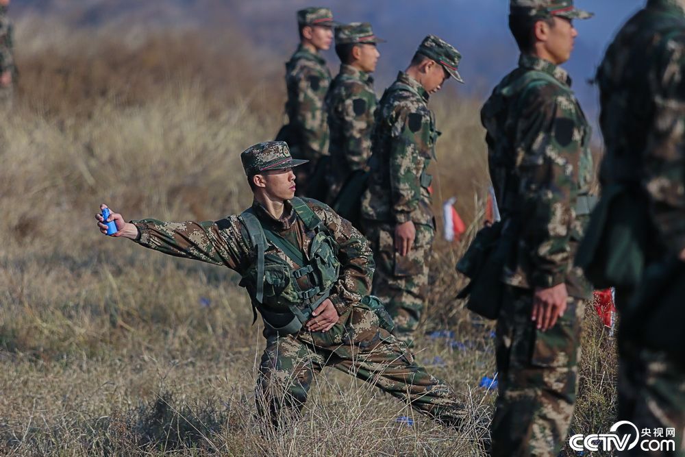 硝烟的背后,驻河南武警8681部队新兵们实弹投掷正如火如荼进行.