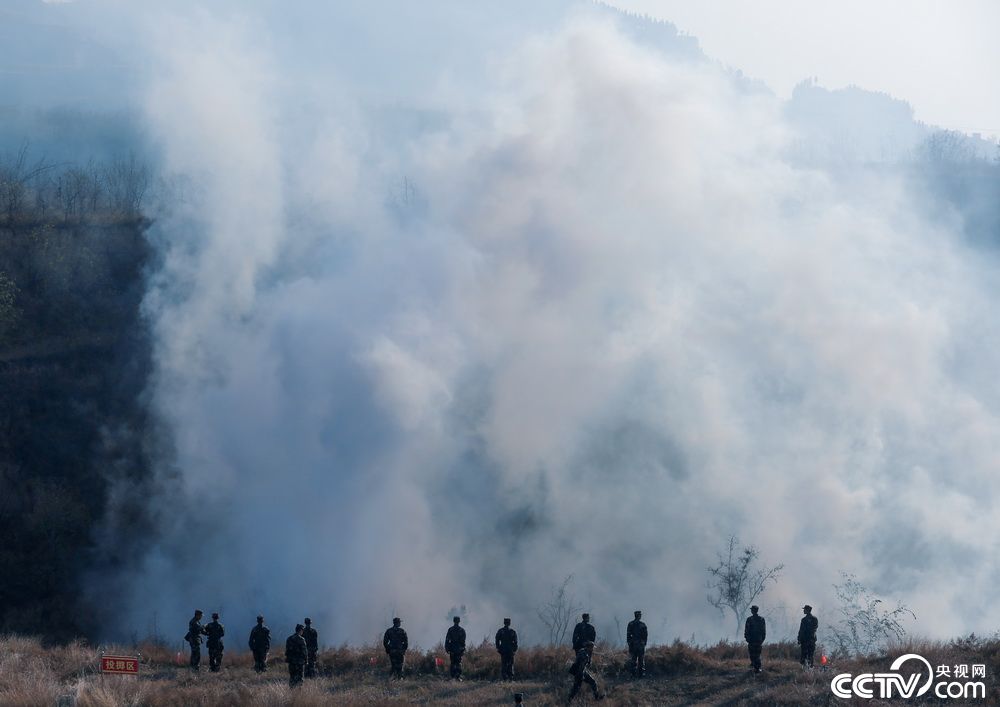 河南武警:狼烟滚滚 新兵实弹投掷强化实战意识