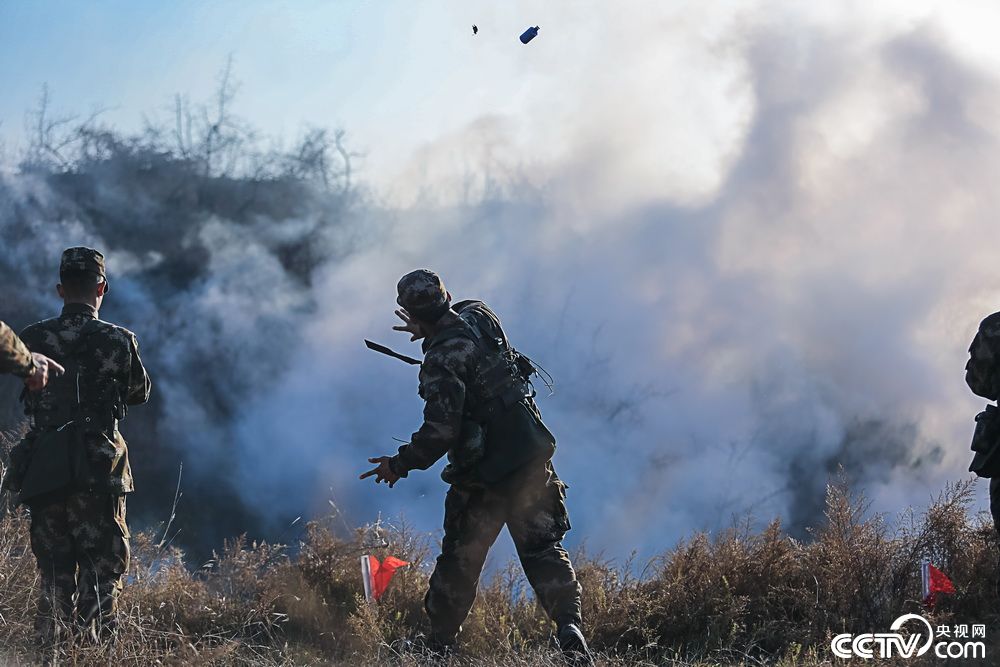河南武警:狼烟滚滚 新兵实弹投掷强化实战意识