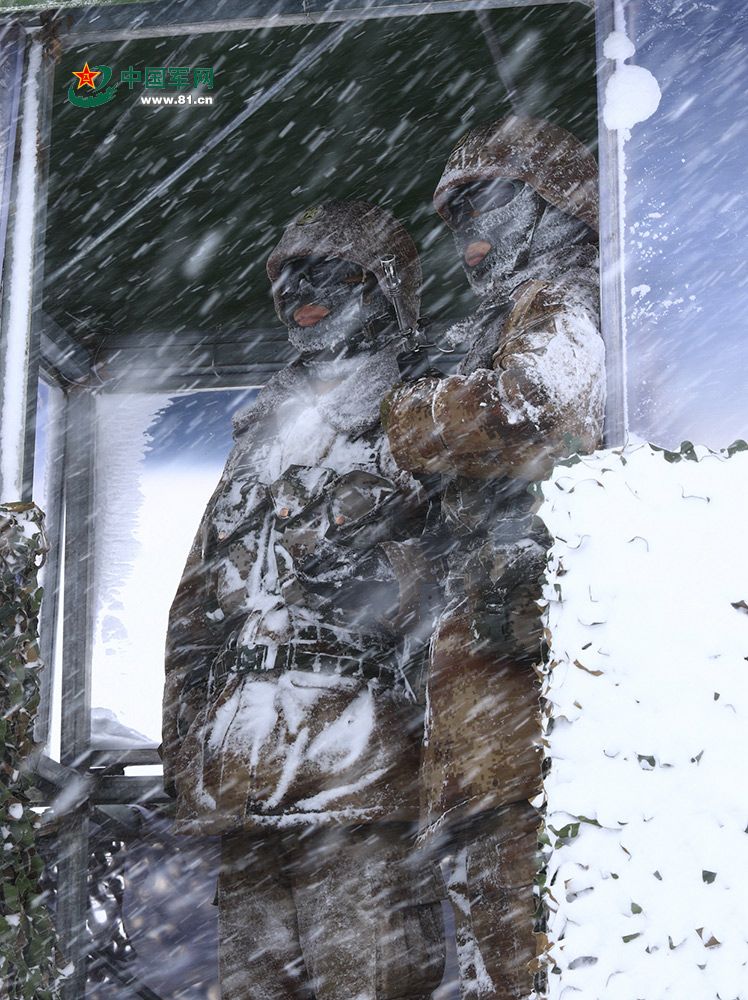 在漫天风雪中仍然坚守在海拔4700米的边防哨点,守卫雪域高原国门边关