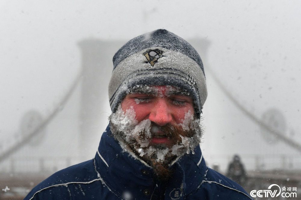 纽约持续遭寒流袭击民众络腮胡结冰变雪人