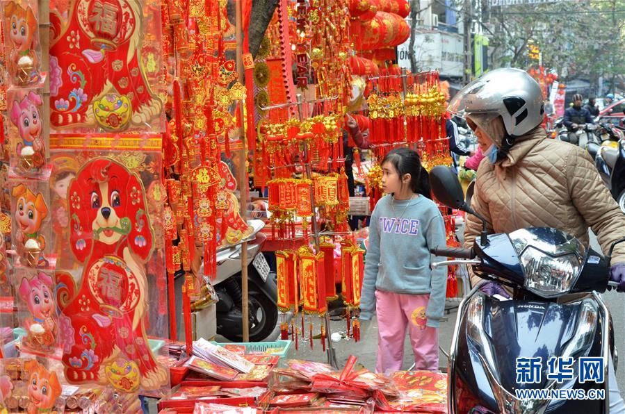 春节是越南重要的传统节日.临近春节,人们开始采购年货,迎接新春.
