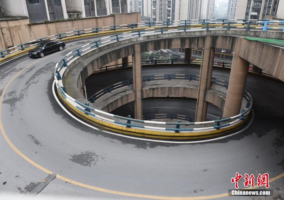 重庆现1440度魔幻旋转公路市民驾车体验