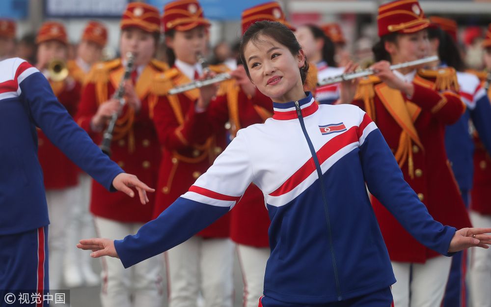 [高清组图]艳丽夺目 朝鲜拉拉队奥林匹克广场演出