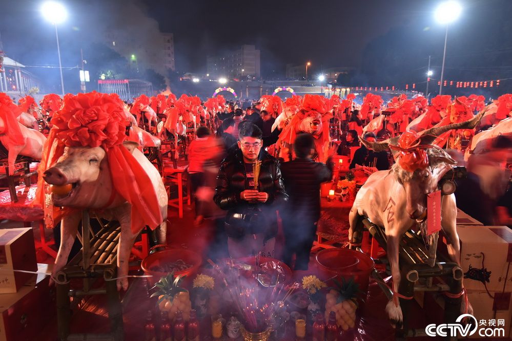 福建举行盛大拜天公活动 广场摆满供品