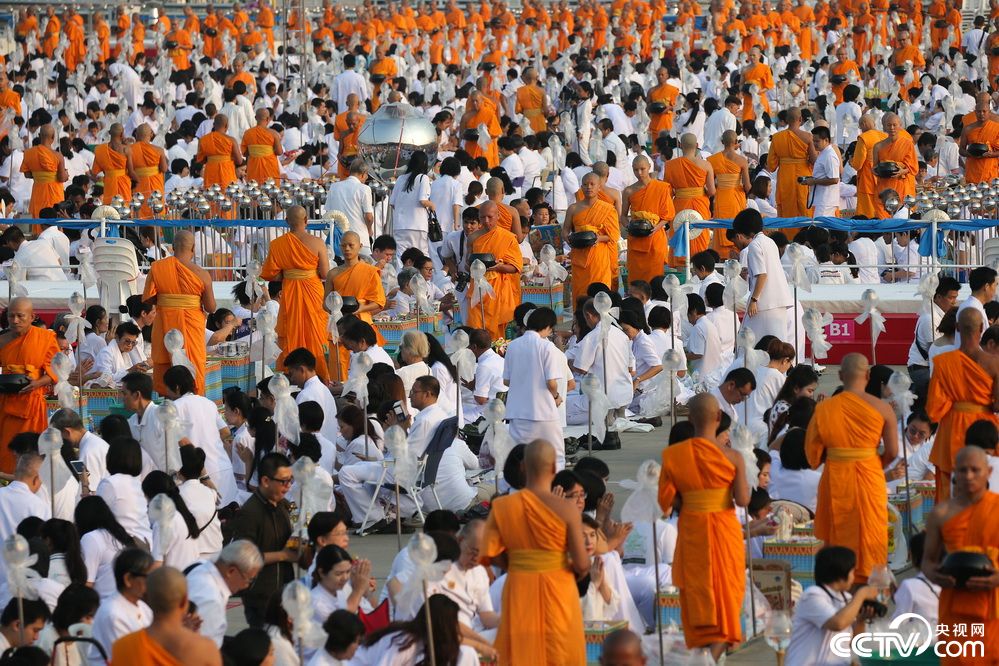 泰国庆祝万佛节 僧侣"布施"场面壮观