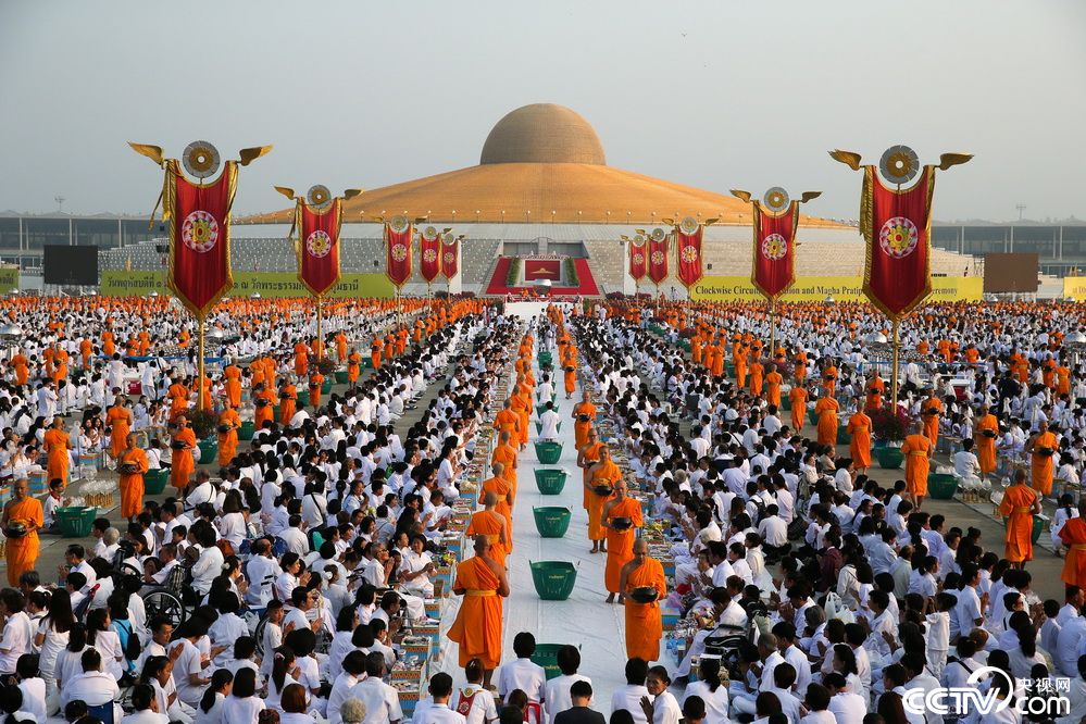 泰国庆祝万佛节 僧侣"布施"场面壮观