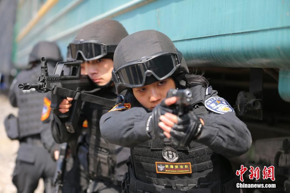 3月6日,北京铁路公安处特警支队铁鹰突击队副大队长鲍金凤带着男队员
