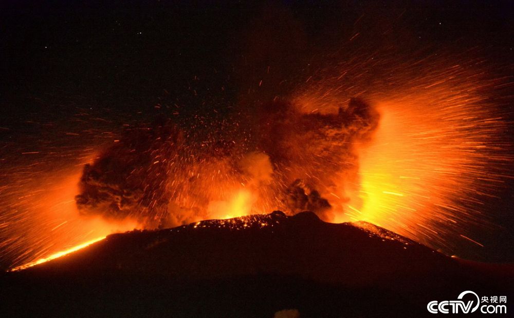 日本新燃岳火山再度喷发 烟尘最高达到4500米_图片频道_央视网(cctv.