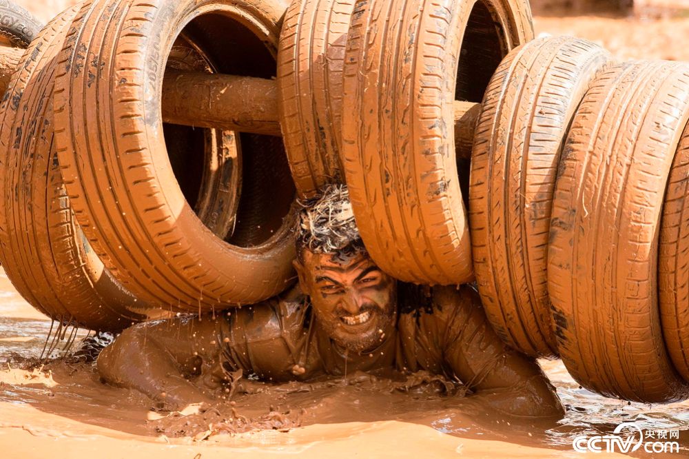 以色列举办泥地跑 选手泥坑里摸爬滚打