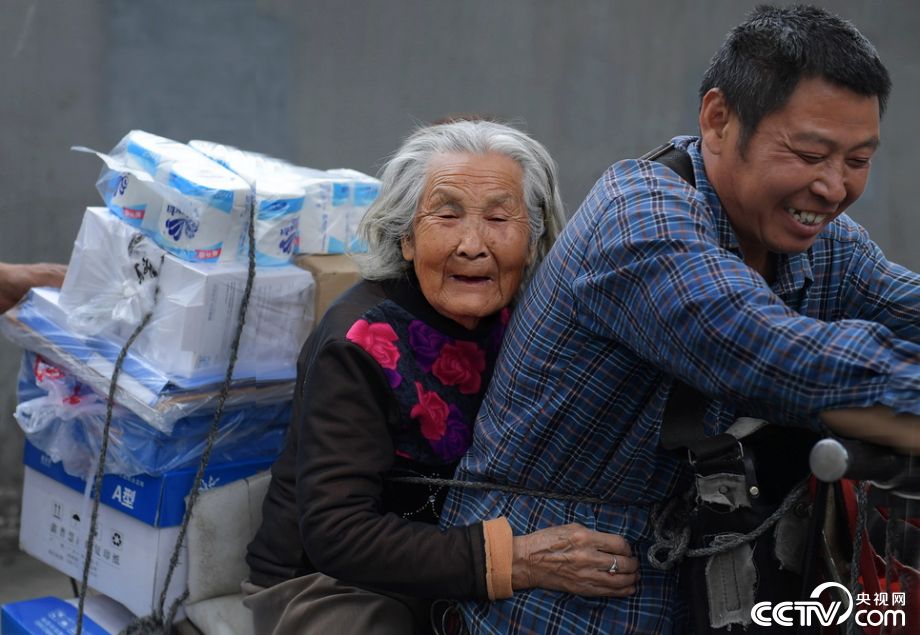 尽孝谋生两不误 成都一货郎驮着92岁老母讨生活