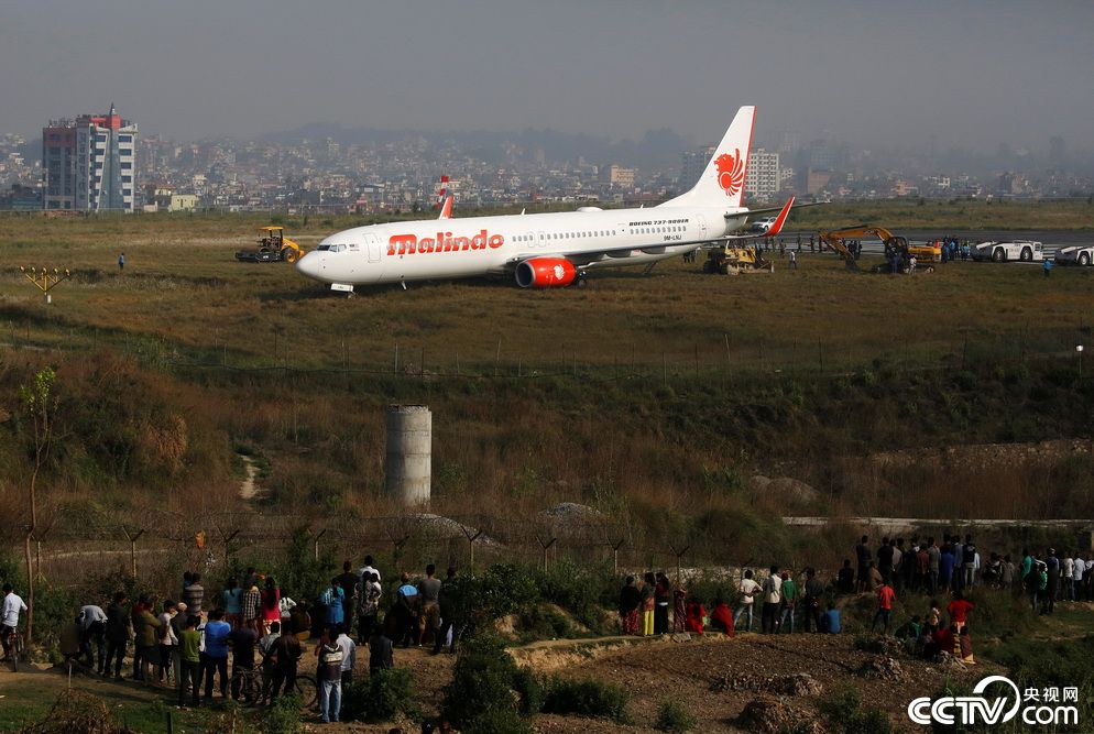 一架客机在尼泊尔加德满都国际机场冲出跑道
