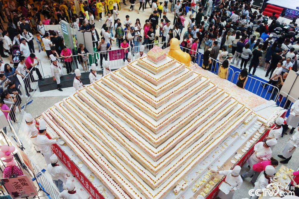 河南洛阳5吨重巨型金字塔蛋糕亮相