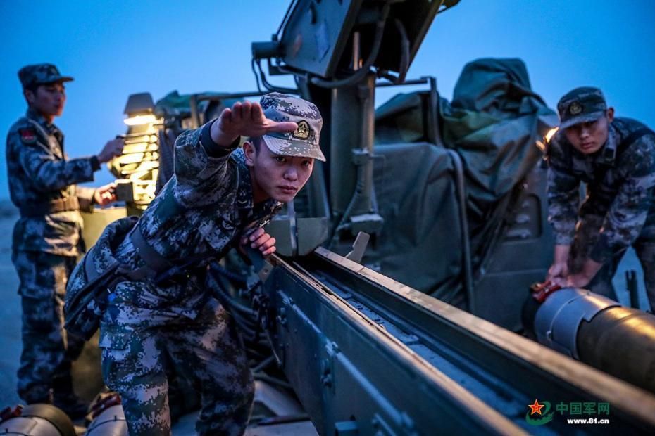 解放军陆军某炮兵旅在西北戈壁开展实战化训练