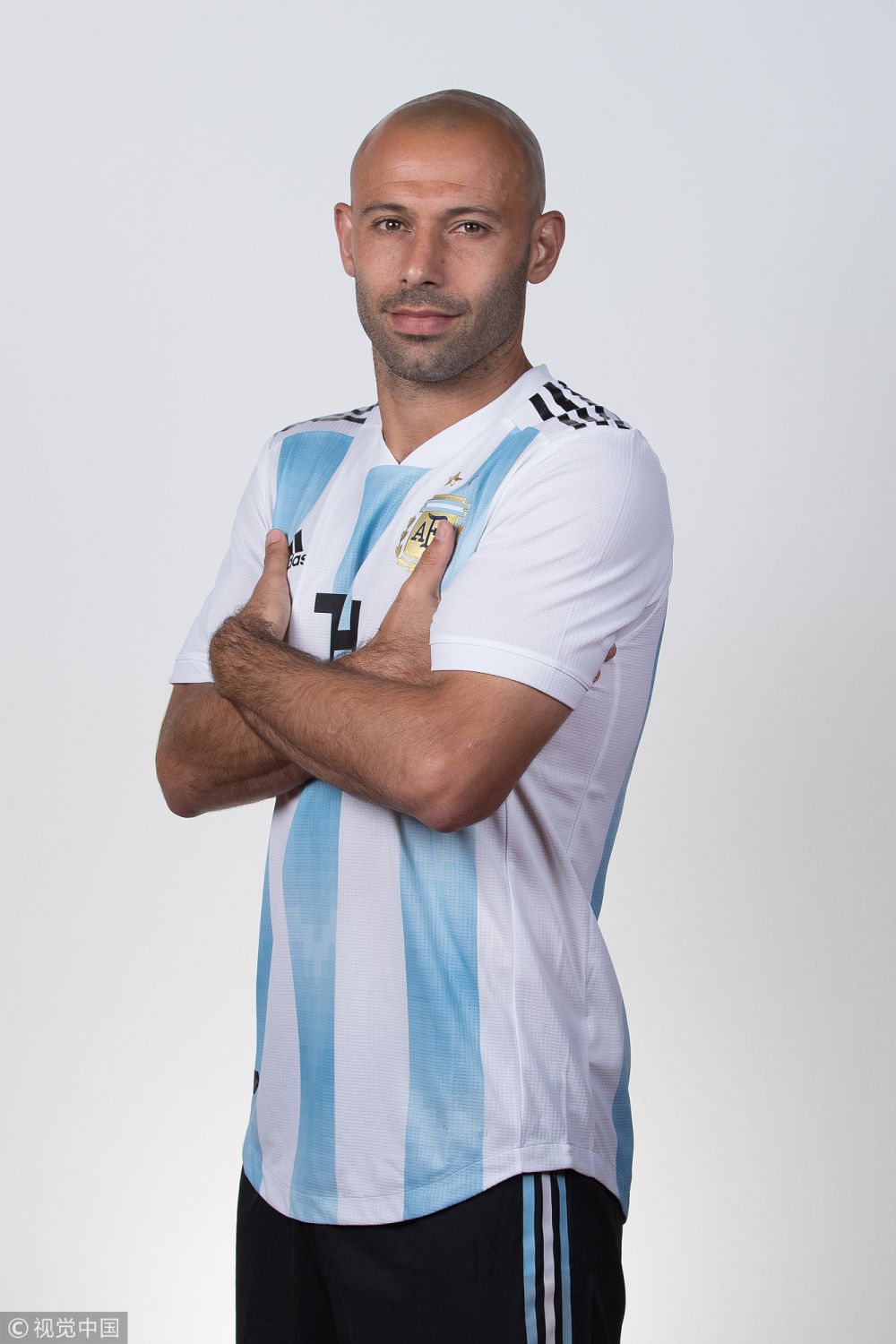 [高清组图]阿根廷拍摄官方照 梅西手捧足球眼神坚定