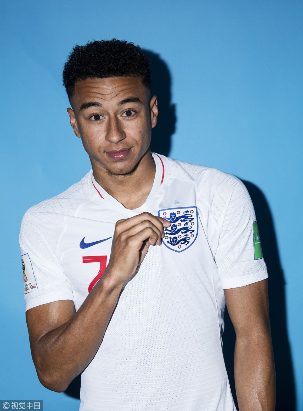 [高清组图]英格兰拍摄官方照 凯恩手捧球目光坚定