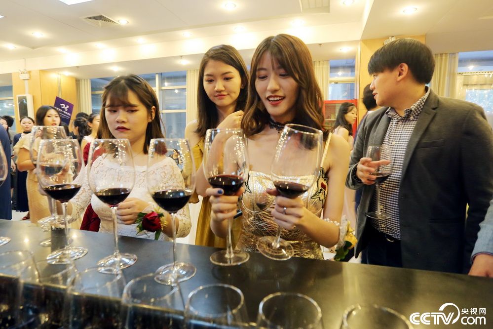 登录 济南:高校举行毕业酒会 为毕业增添仪式感 1/5 济南:高校举行