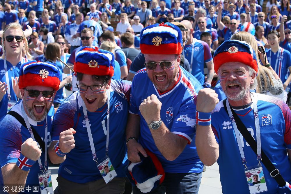 [高清组图]冰岛球迷齐聚莫斯科 高举国旗挥臂欢呼