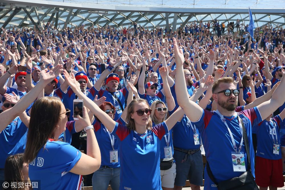 [高清组图]冰岛球迷齐聚莫斯科 高举国旗挥臂欢呼