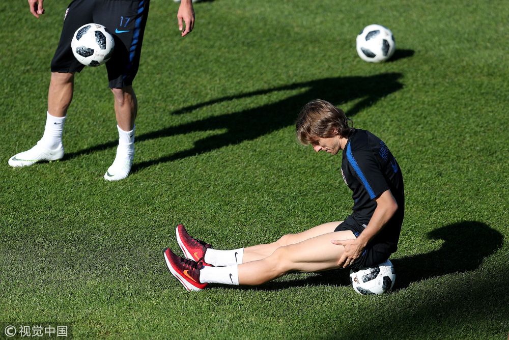 [高清组图]克罗地亚训练备战 莫德里奇坐球沉思