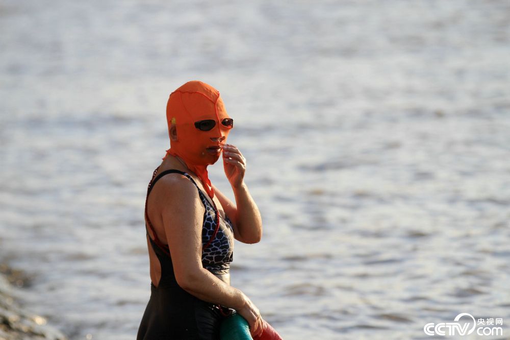 哈尔滨:"脸基尼"大妈现身松花江畔