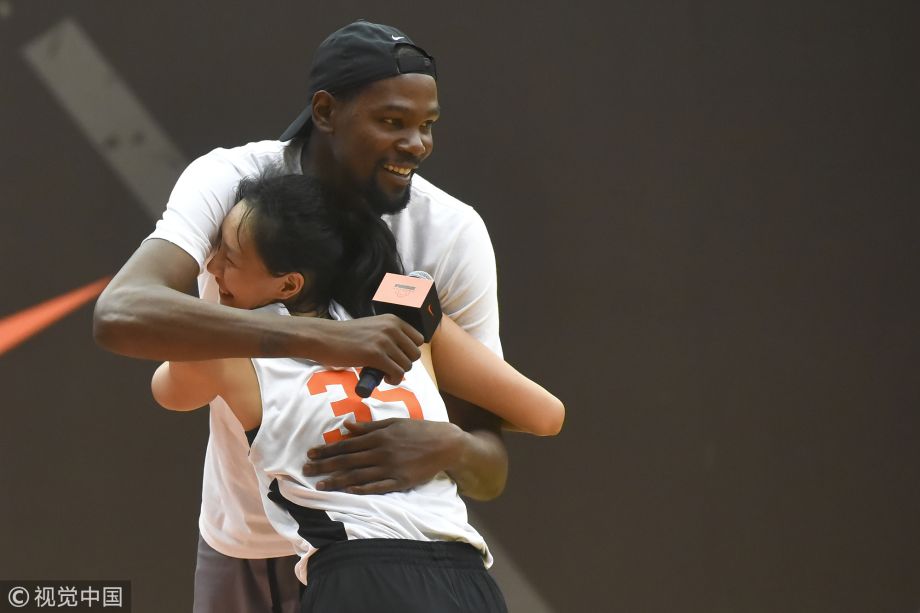 [高清组图]杜兰特中国行 与球迷拥抱亲和力十足