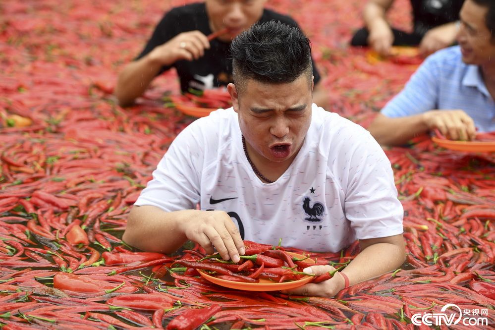 长沙举办吃辣椒挑战赛 泡辣椒池啃辣椒