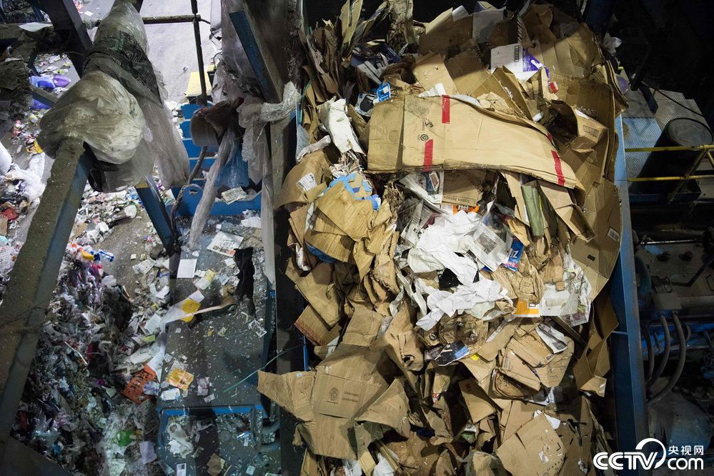 中国拒收洋垃圾 美国废物回收厂垃圾堆积如山