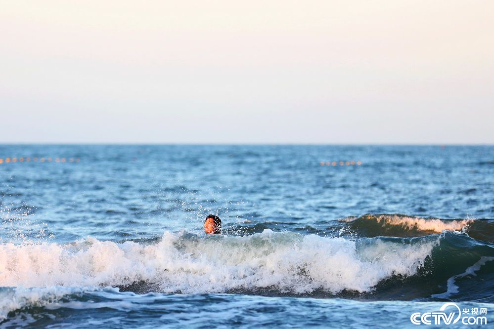 青岛国际啤酒节即将开幕 游客海边享受夏日激情