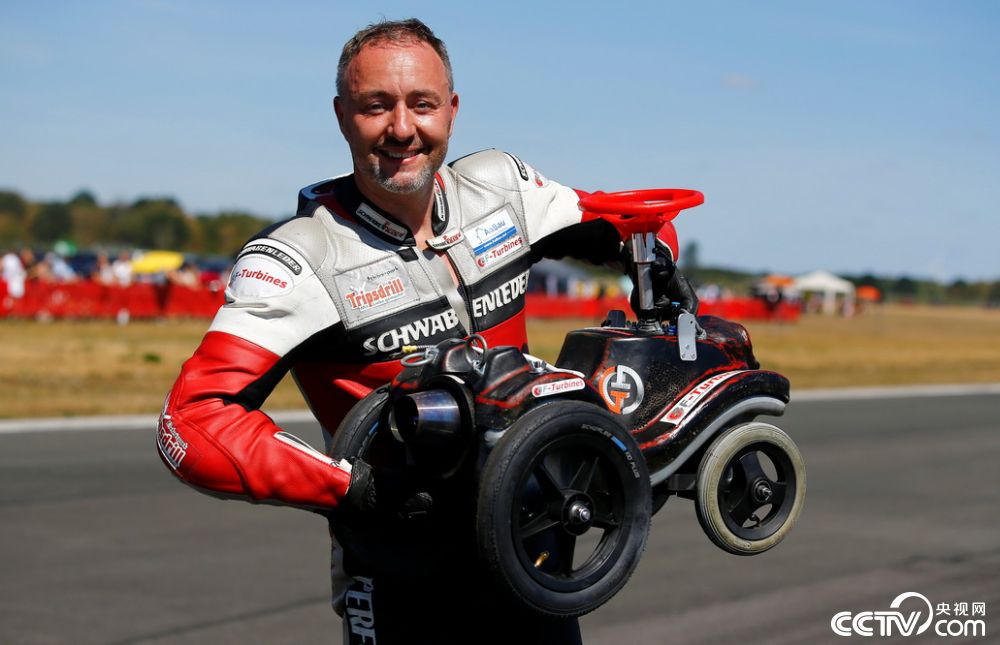 德国博特罗普,德国极限运动员dirk auer试图在赛车中破世界记录,不料