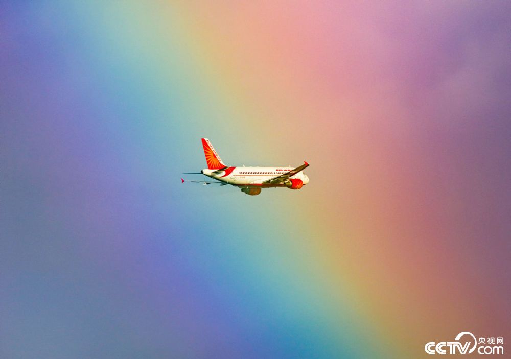 印度:飞机"撞上"彩虹美如童话