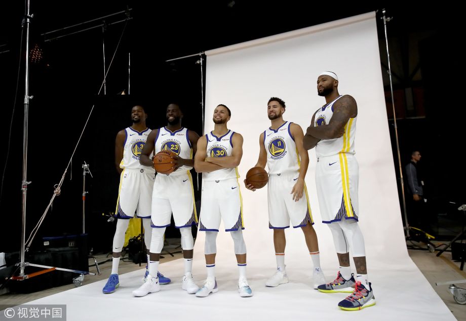 高清组图勇士五巨头首合体杜兰特合影冠军奖杯