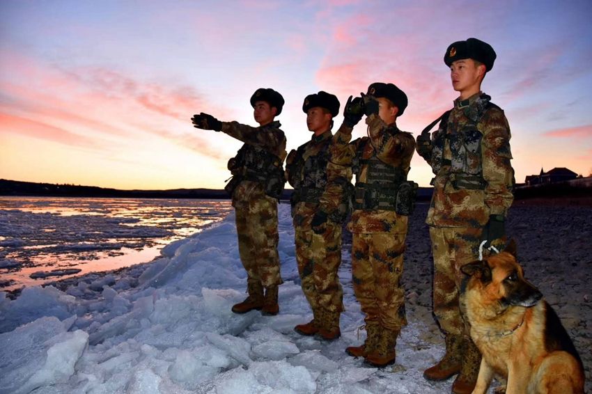 【网络媒体国防行】探秘中国最北的边防哨所 战士顶风冒雪巡逻