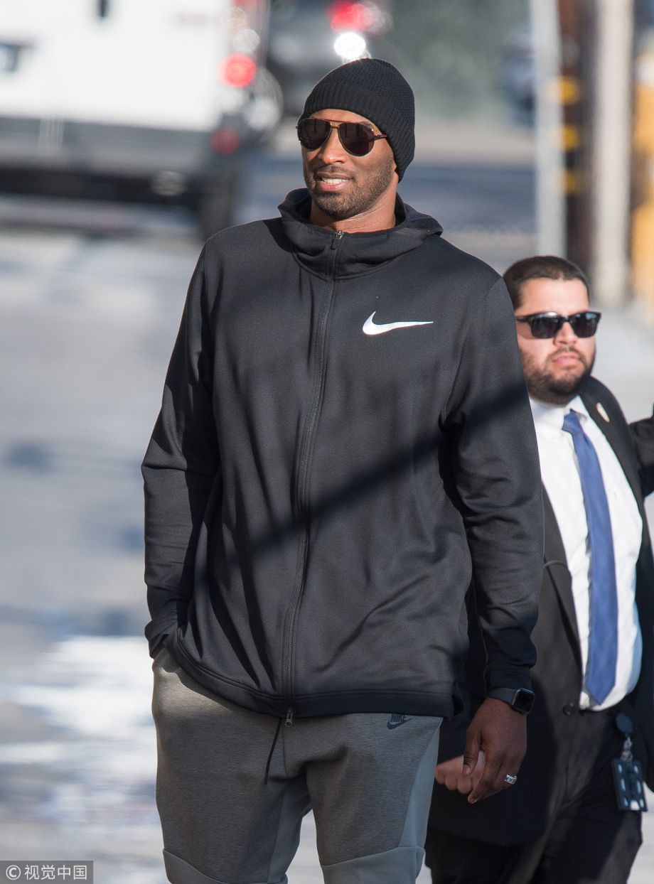 [高清组图]科比一身运动装架黑超眼镜帅炸