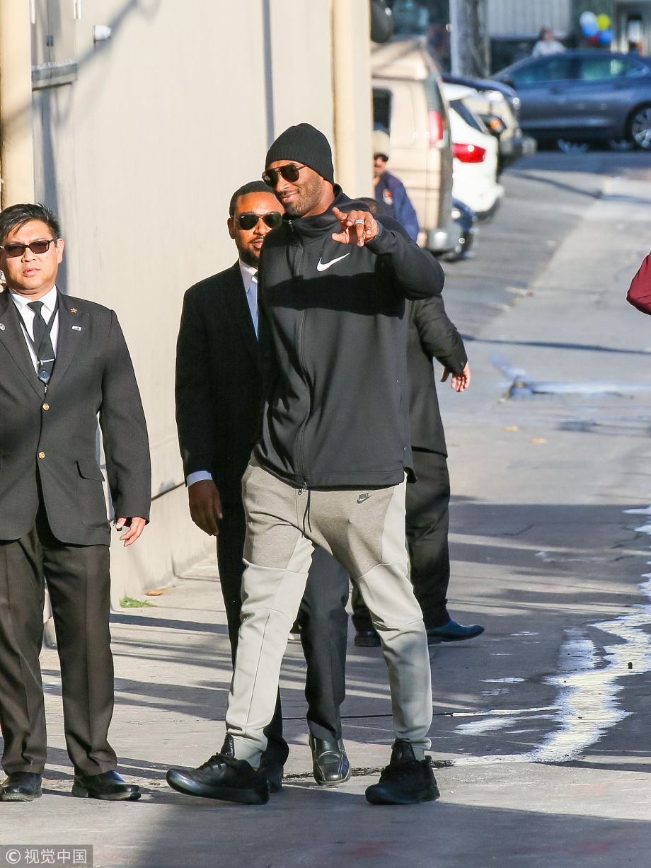 [高清组图]科比一身运动装架黑超眼镜帅炸