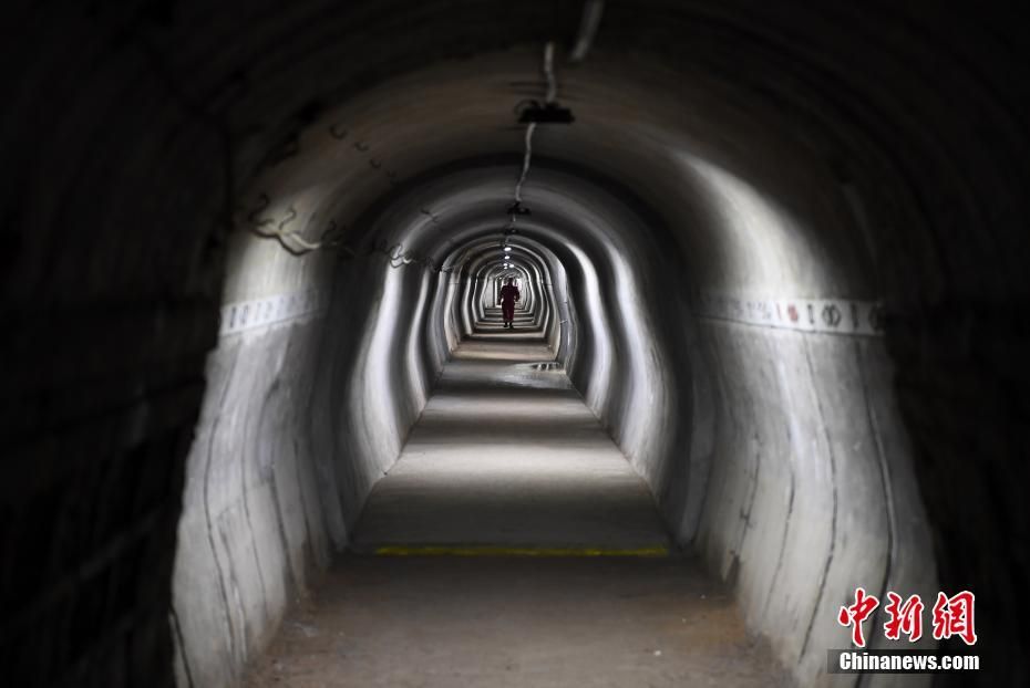 在浙江绍兴,开挖于地下数十米的防空洞和地道交织成网,深邃而神秘