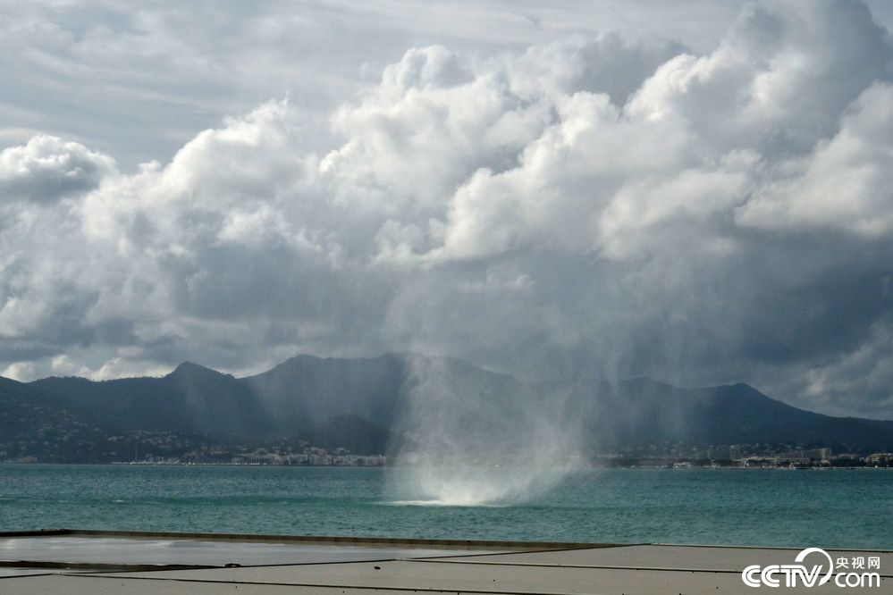 法国戛纳近海现小型龙卷风