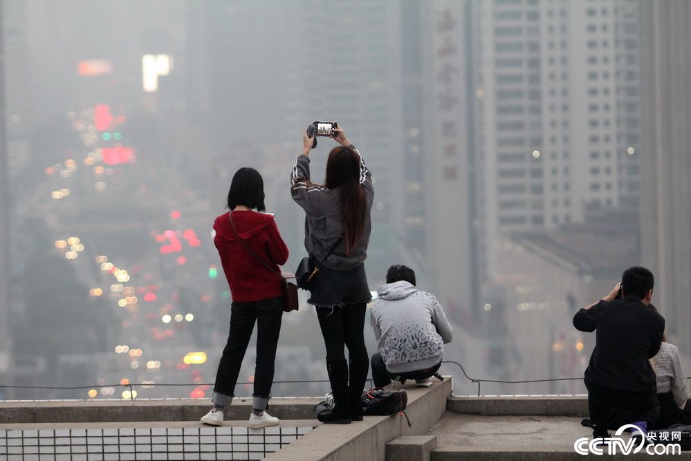 武汉楼顶天台成网红外景地安全堪忧
