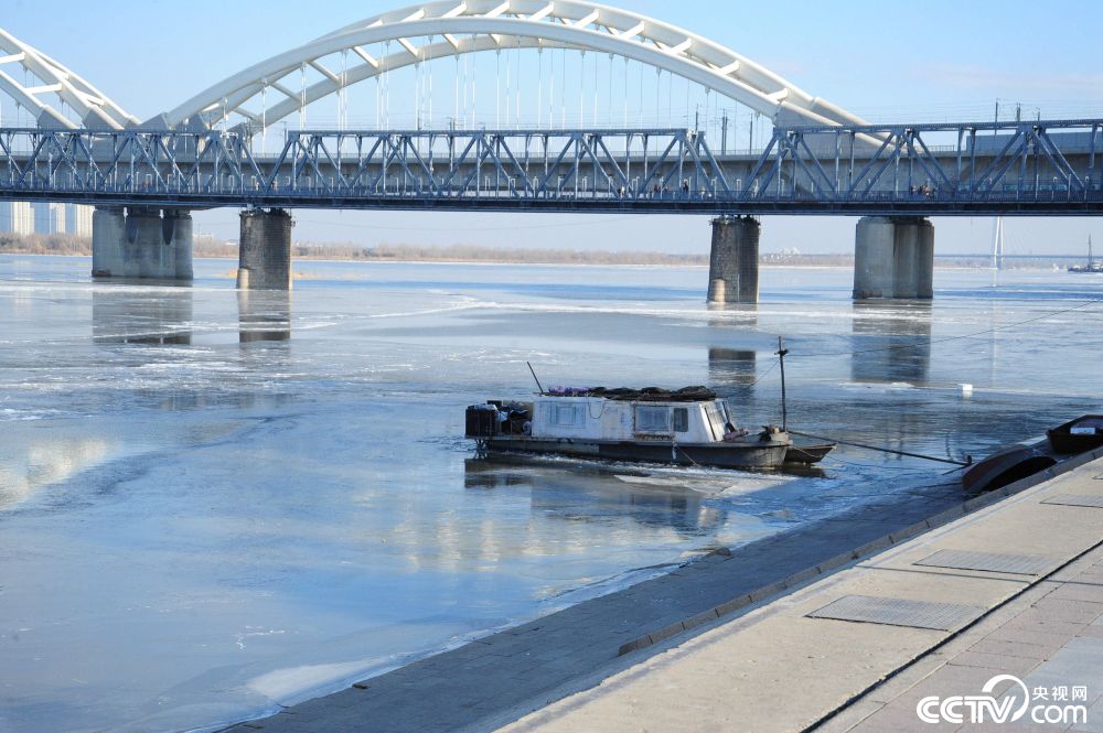 当日是小雪节气,当地气温继续下降,22日清晨最低气温已达零下14℃.