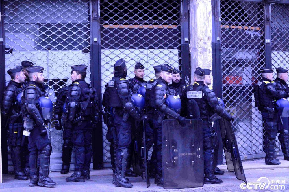 法国巴黎发生新一轮大规模示威 警察严密戒备