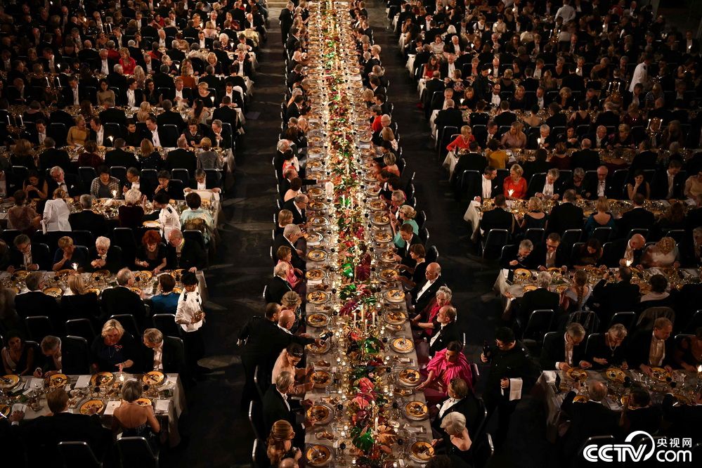 2018诺贝尔奖晚宴举行数千嘉宾盛装出席