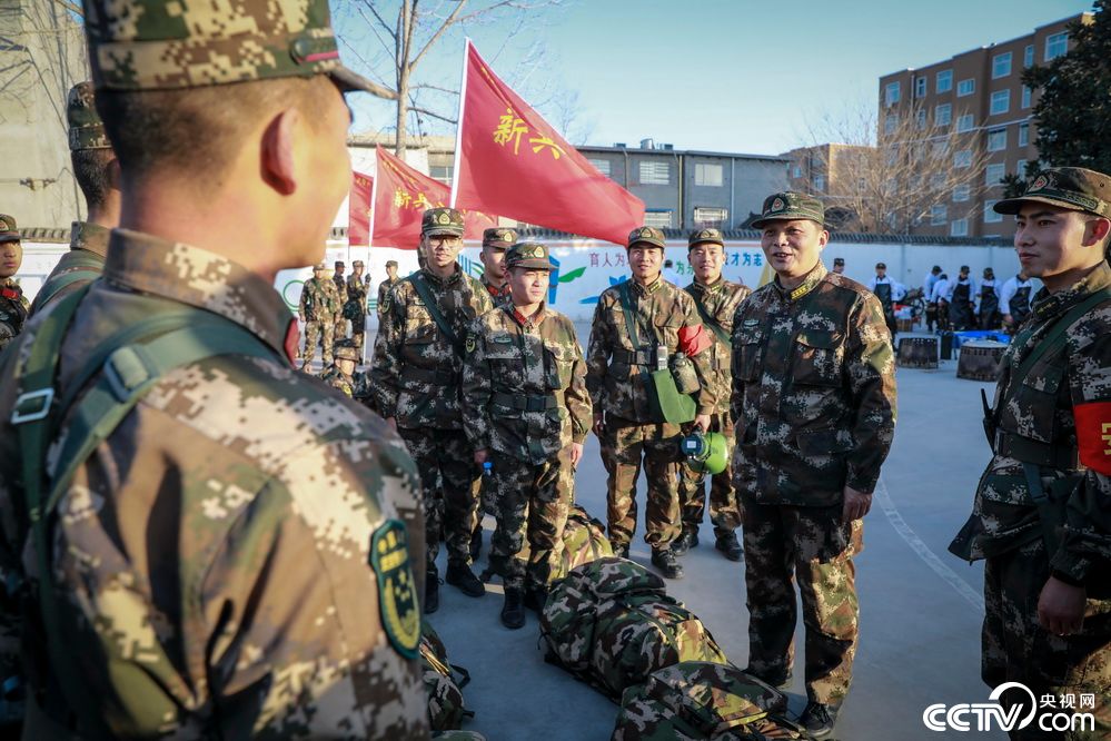直击武警某部机动第八支队新兵拉练现场 "政"能量十足