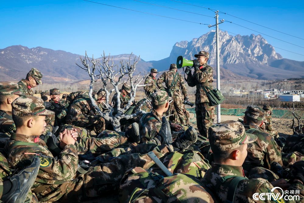 直击武警某部机动第八支队新兵拉练现场 "政"能量十足