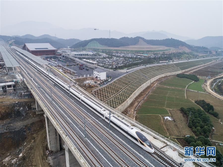 当日,杭州至黄山高铁正式开通运营.
