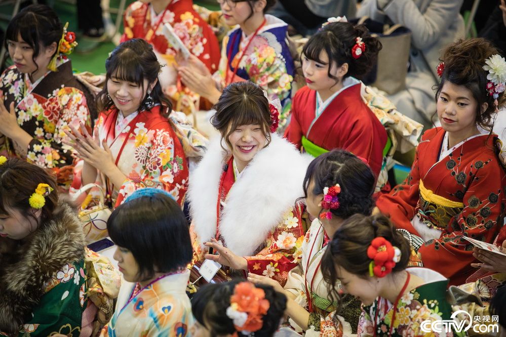 日本多地举行成年日庆祝活动