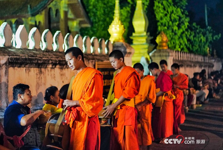 [高清组图]老挝清晨僧侣布施 感受琅勃拉邦虔诚的信仰