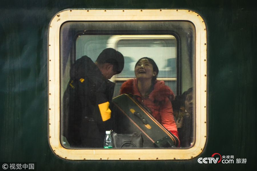[高清组图]用镜头记录春运 绿皮火车窗里的归乡人